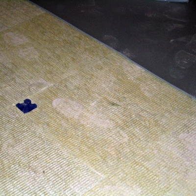 Aislamiento de suelos con lana de roca y aisladores de sonido