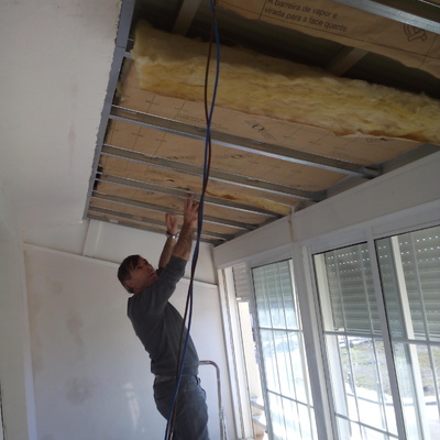 Aislamiento y cierre de techo metálico mediante placas de aislante de vidrio.