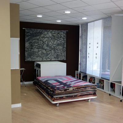 Alfombras, moquetas, cortinas y papeles pintados.