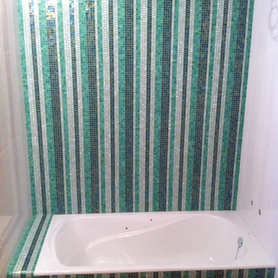 Alicatado blanco 30x60cm combinado con gressitte cortado en tiras de colores