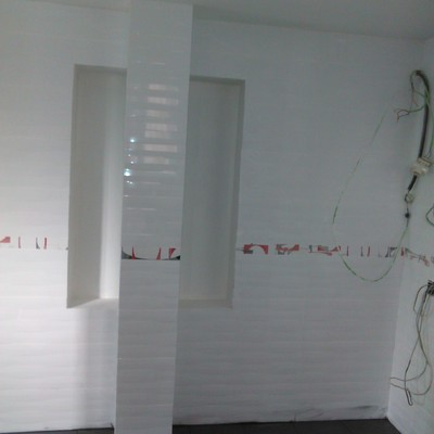 ALICATAR DE PARED,COLUMNA Y ESTANTERIAS EN COCINA