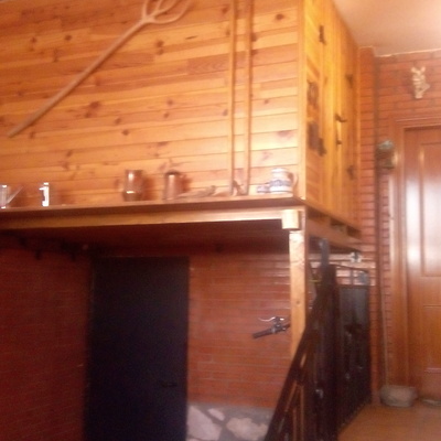 Altillo de madera adornado de forma rustica