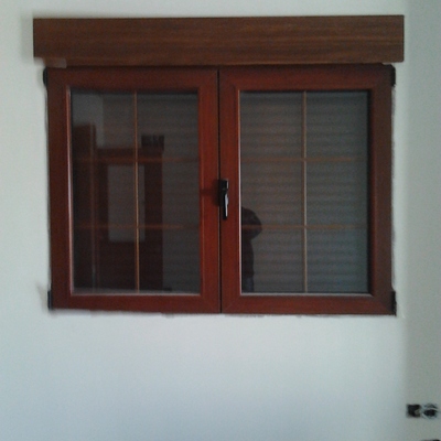 ALUMINIO COLOR MADERA CON CRISTALERIA DE SEGURIDAD
