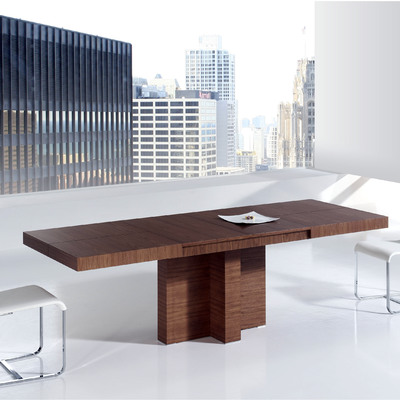 Ambiente de comedor con mesa extensible y pie central.