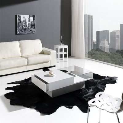 Ambiente de salón con mesa de diseño.