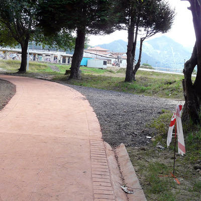 Amueblamiento y pavimentación de camino de Hambre