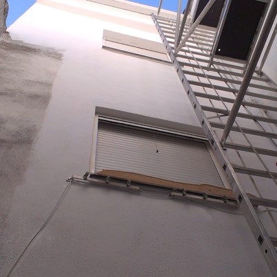 aplicación de pintura en patio 