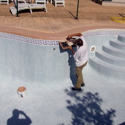 APLICACION MICROCEMENTOS EN PIEDRA BORDE PISCINAS