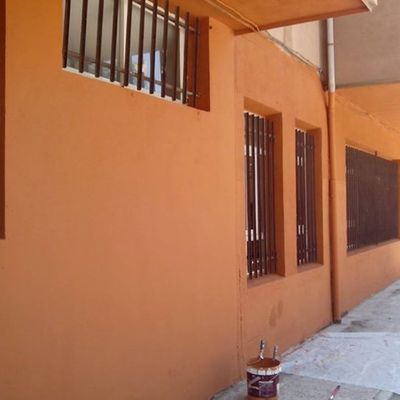 Aqui hemos aplicado un revestimiento elactomero para microfisuras en una fachada de un colegio