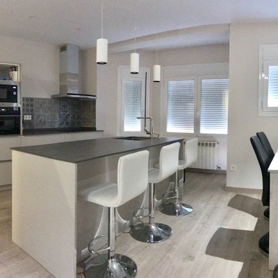 CUINA OBERTA A PETIT MENJADOR