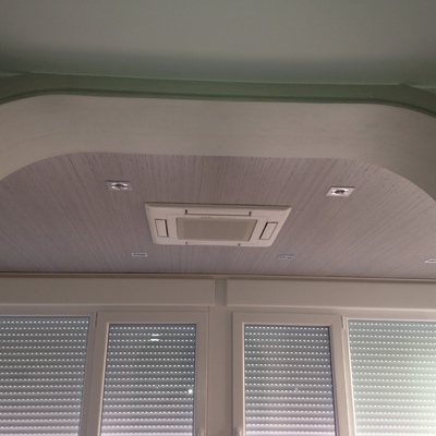 Arco de madera lacada, rebestimiento de techo y aire acondicionado