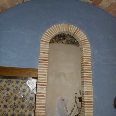 Arco imitación antigua en cocina rústica