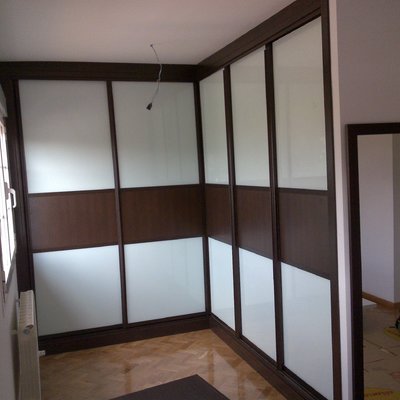 Armario a medida con 5 hojas correderas combinadas wengue con cristal lacado blanco