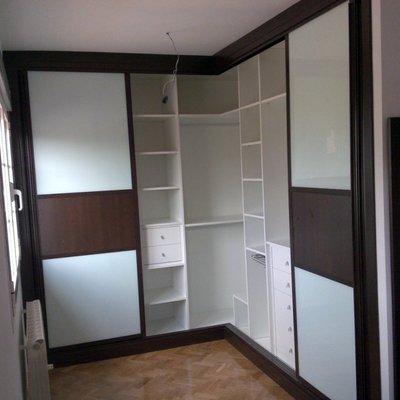 Armario  a medida en L, detalle acceso a rincón. 