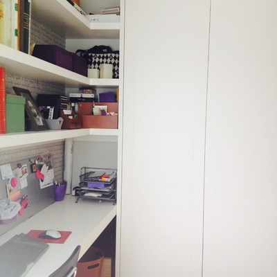 armario mesa y estantes