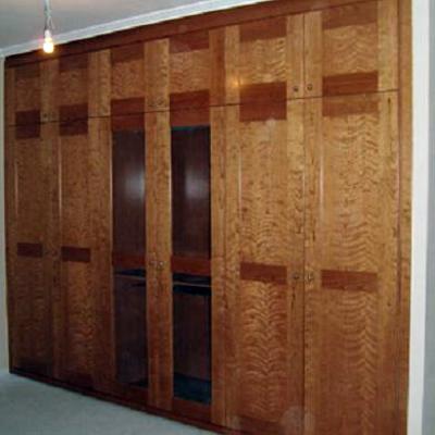 Armario abatible a medida modelo Nazari 2. Armario con puertas abatibles fabricado a medida.