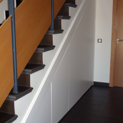 armario bajo escalera lacado II