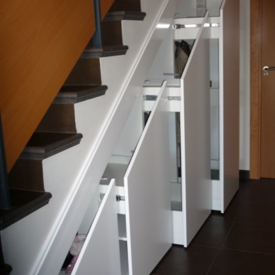 armario bajo escalera lacado
