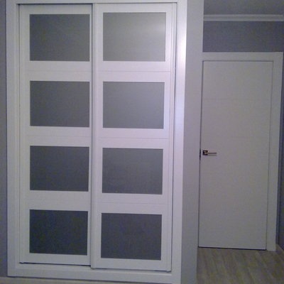 Armario blanco y cristal