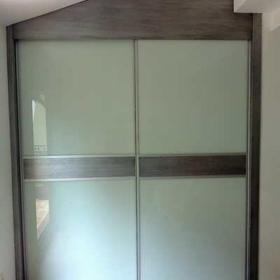 ARMARIO CORREDERO INSTALADO EN ZONA ABUARDILLADA