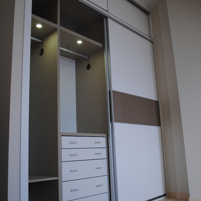 Armario de puertas correderas 