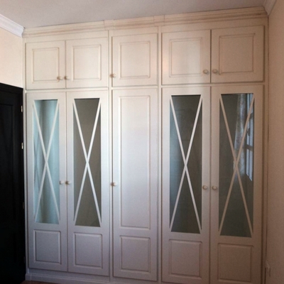 Armario empotrado abatible.