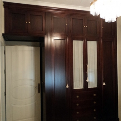 Armario empotrado con altillo.