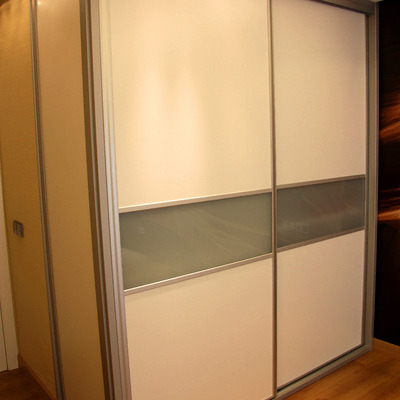 Armario instalado en Tenerife, laminado blanco y cristal mateado.