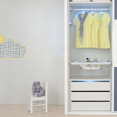Armario juvenil en blanco y gris