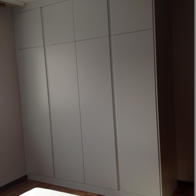 armario lacado gris