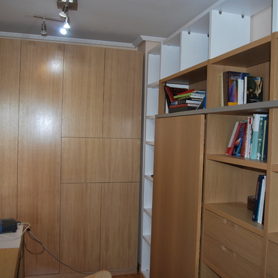 ARMARIO ROBLE BLANQUECINO Y ESTANTERIA BLANCA 