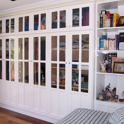 Armario ropero clásico en madera de Suecia lacado en blanco con cristales para visillo. 