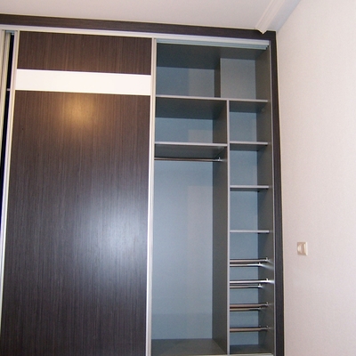 Armario ropero con puertas correderas.