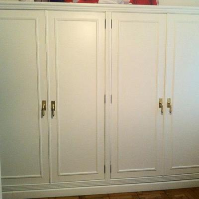 Armario y puertas lacadas en blanco.