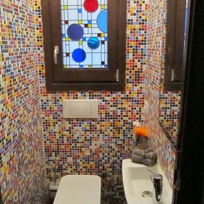 aseo gresite con vitral, inodoro y lavabo Hall Roca