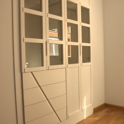 Armario empotrado de 4 puertas y 4 cajones