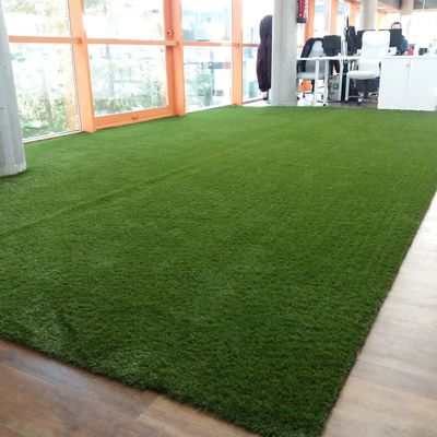 Instalación de cesped artificial en oficina