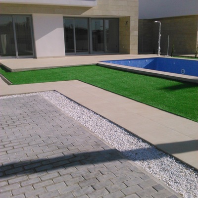 Césped artificial y grava