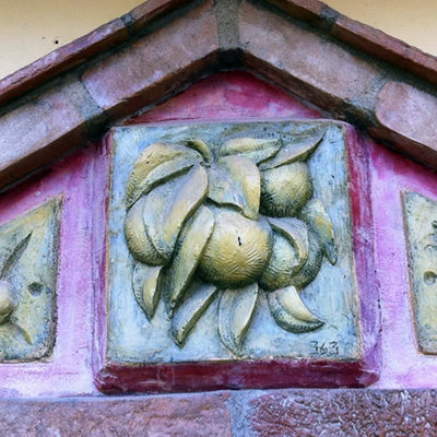 Bajo relieve motivos vegetales.