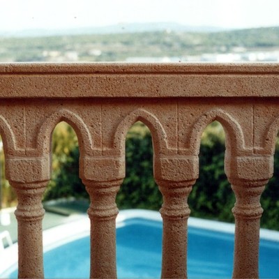 BALAUSTRE ENVEJECIDO CON ARCADA OJIVAL