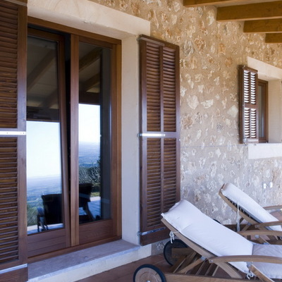 Balconera rústica con persiana mallorquina en exterior.