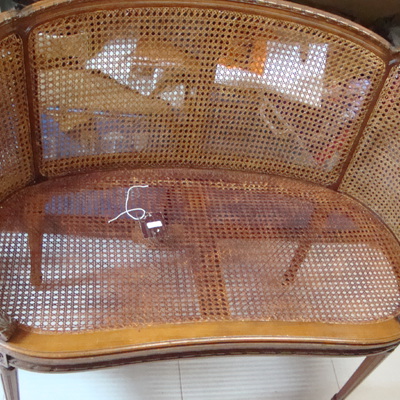 Banco restaurado de rejilla a mano