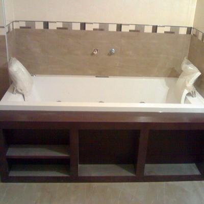 Bañera de hidromasaje con estantería