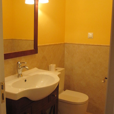 baño con azulejo colocado en rombo