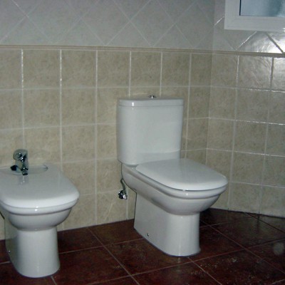 Baño con azulejos 20x20