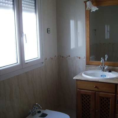 Baño con azulejos rectificados