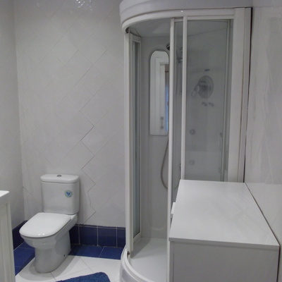 Baño con cabina de hidromasaje