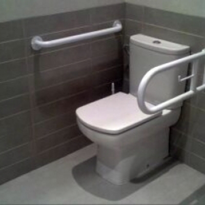 Baño con elementos de seguridad 
