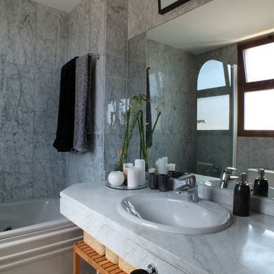 Baño con encimera y paramentos en mármol 