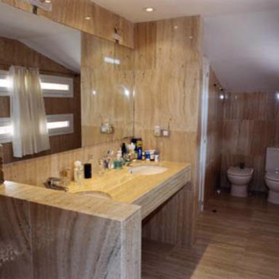 baño con marmol